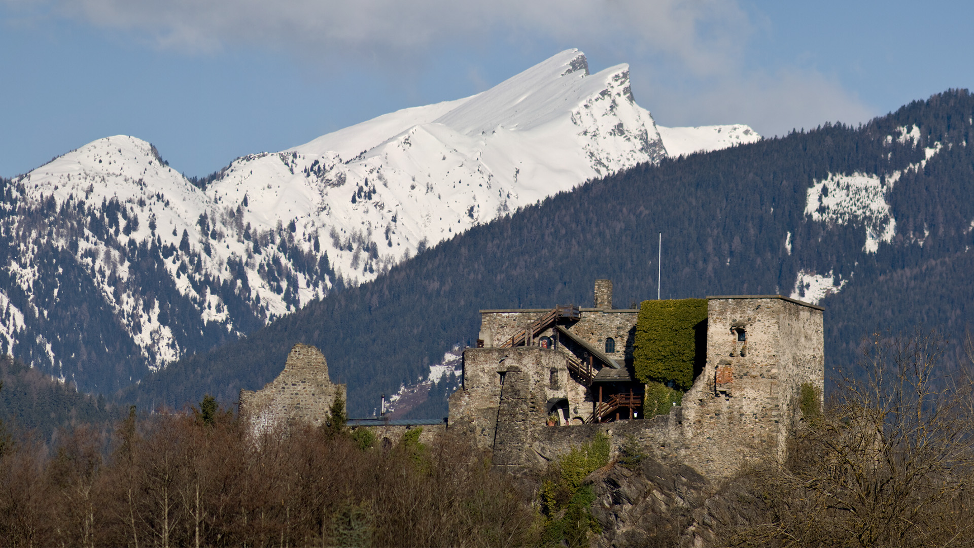 Vorderansicht Burg Sommeregg